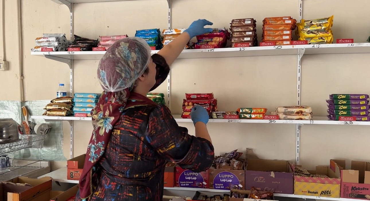 5 yildir tek basina 800 ogrenciye bakiyor gulsen yalcinin azmi takdir topluyor 3 tfs38fks