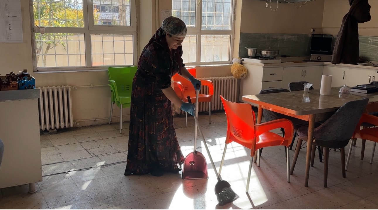 5 yildir tek basina 800 ogrenciye bakiyor gulsen yalcinin azmi takdir topluyor 5 CYj7hFTT