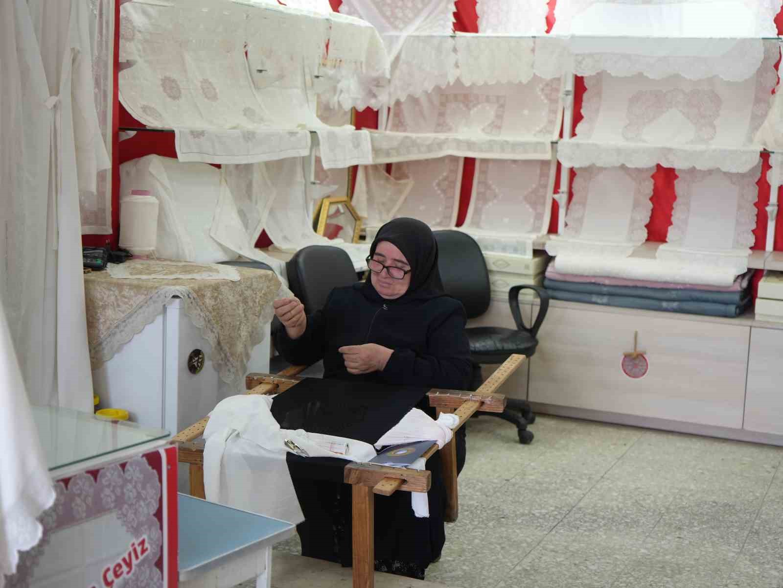 50 yıldır işlediği sanat ile gelinlik kızların çeyizini süslüyor 6 50 yildir isledigi sanat ile gelinlik kizlarin ceyizini susluyor 2 VQ5R6dUv