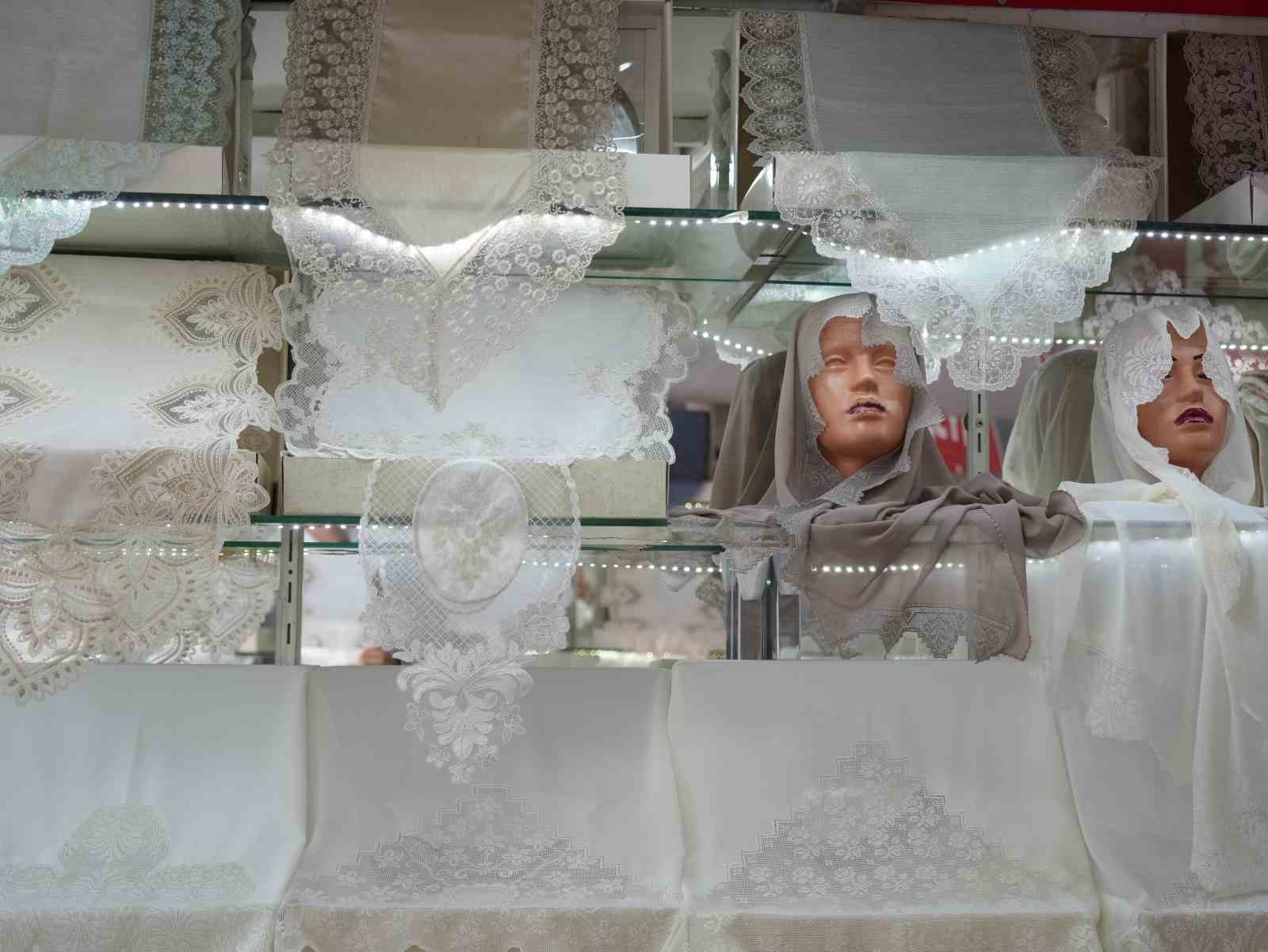 50 yıldır işlediği sanat ile gelinlik kızların çeyizini süslüyor 7 50 yildir isledigi sanat ile gelinlik kizlarin ceyizini susluyor 3 WprS6kjY