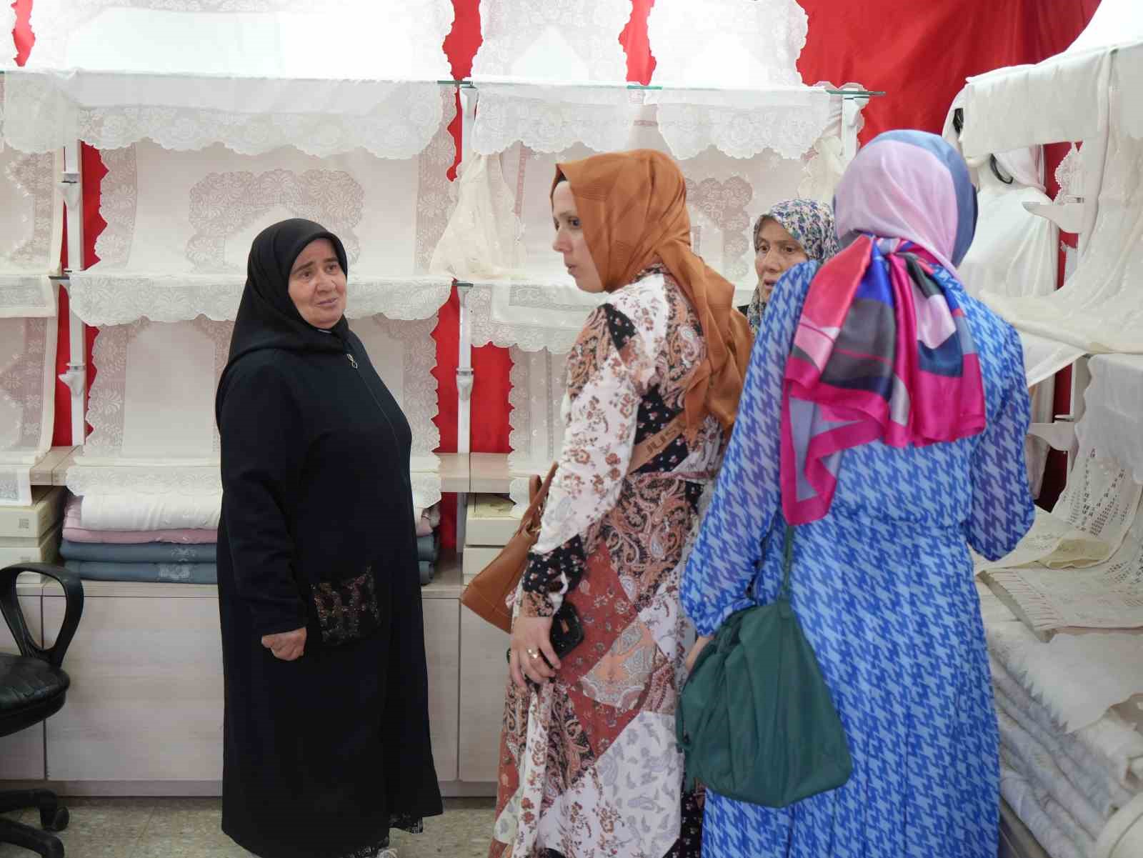 50 yıldır işlediği sanat ile gelinlik kızların çeyizini süslüyor 9 50 yildir isledigi sanat ile gelinlik kizlarin ceyizini susluyor 5