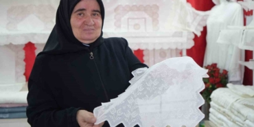 50-yildir-isledigi-sanat-ile-gelinlik-kizlarin-ceyizini-susluyor-ZR6VjSfM.jpg