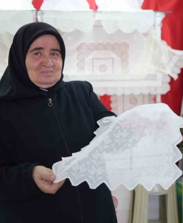 50-yildir-isledigi-sanat-ile-gelinlik-kizlarin-ceyizini-susluyor-ZR6VjSfM.jpg