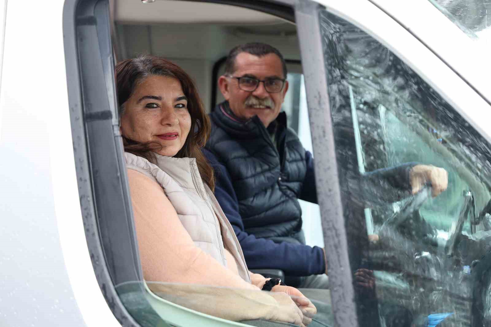 50 yillik memleket hasretlerini karavanla gideriyorlar 1 seF67hNX