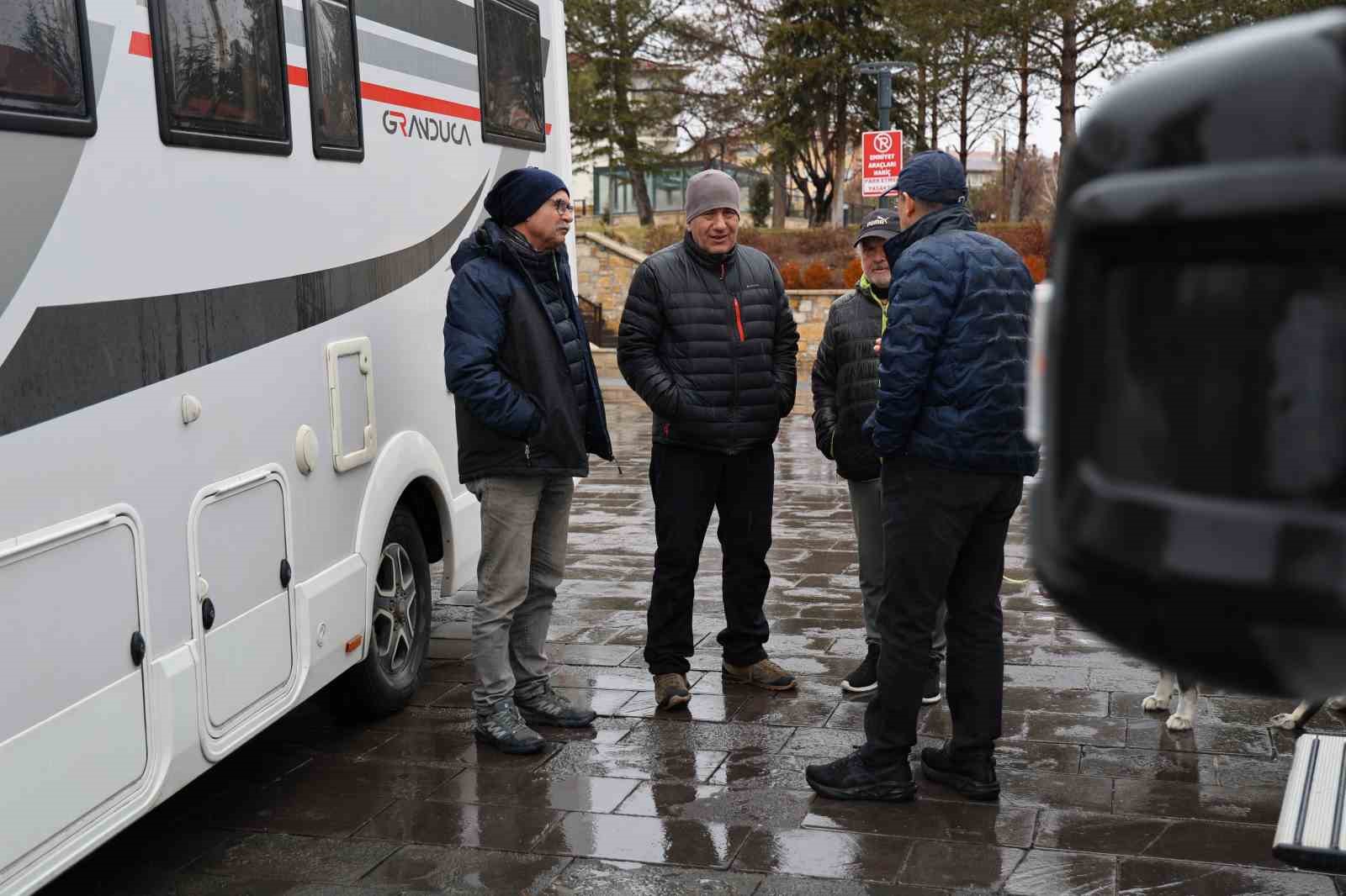 50 yillik memleket hasretlerini karavanla gideriyorlar 6 tKJPyG3A