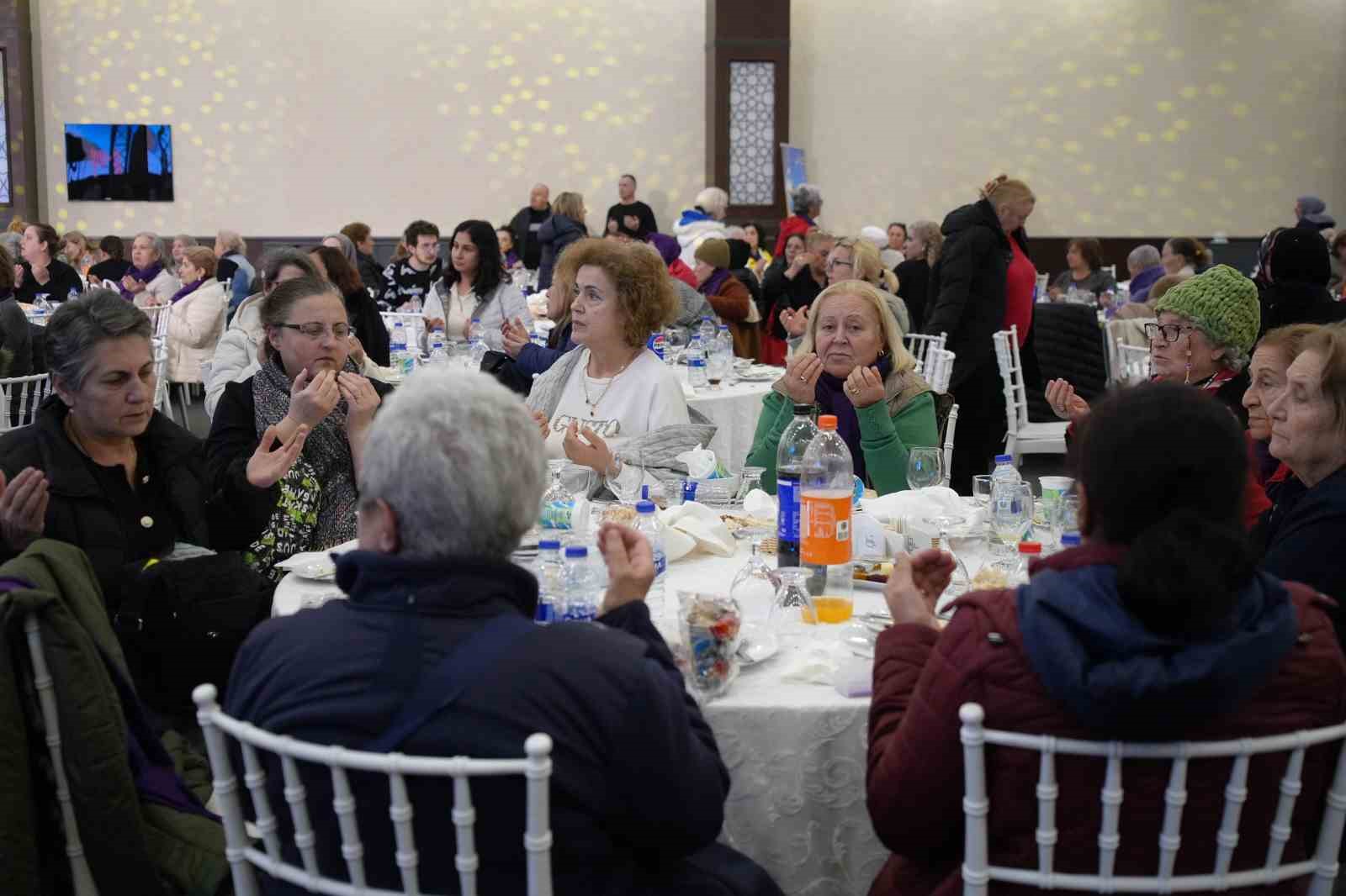 500 buyukcekmeceli kadin edirnede iftar sofrasinda bulustu 4 NL5cquvy