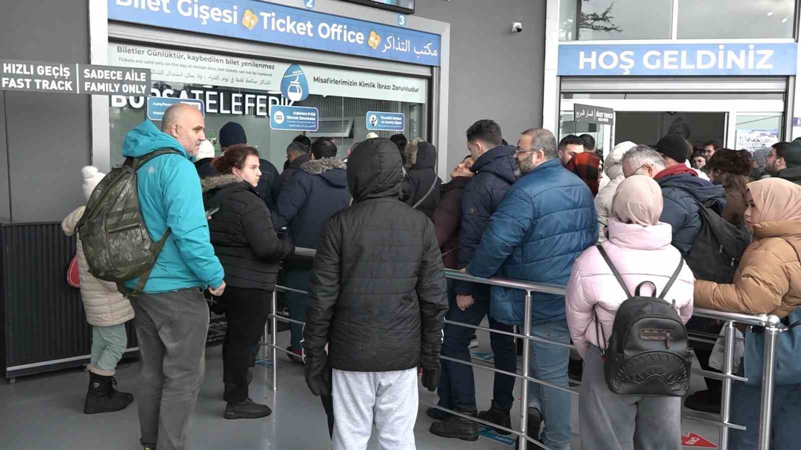 500 metreyi asan kuyruk sadece ona binebilmek icin 2 mrZFyOay
