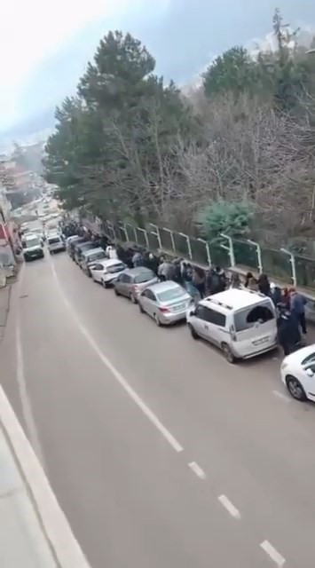 500 metreyi asan kuyruk sadece ona binebilmek icin 4 DyeRHRsu