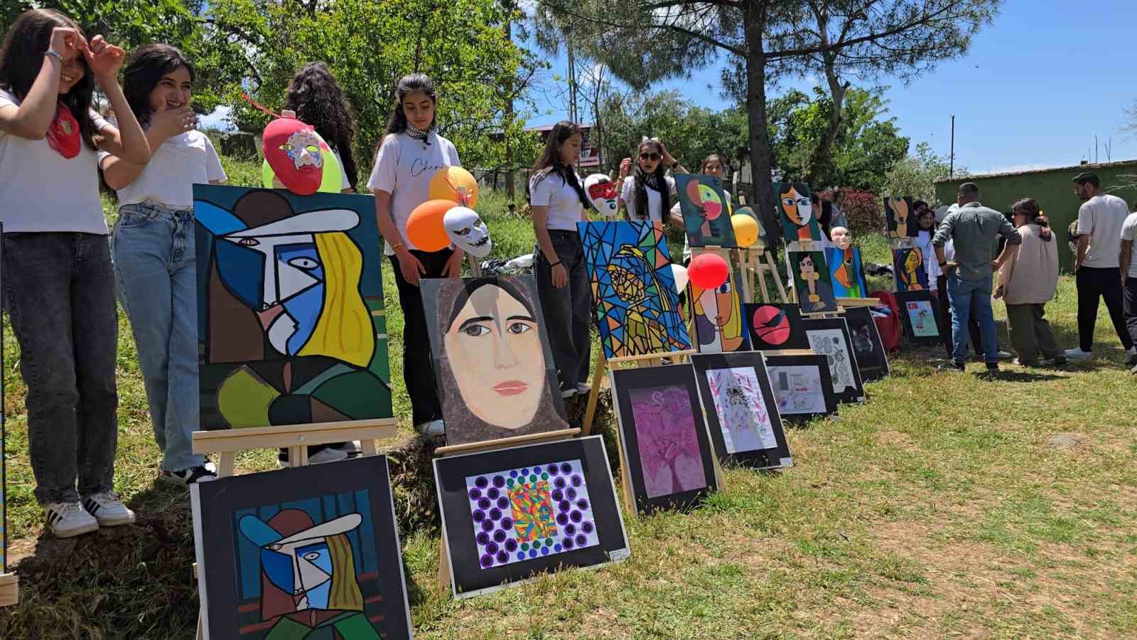 500 ogrencinin resimleri yesemek acik hava muzesinde 2