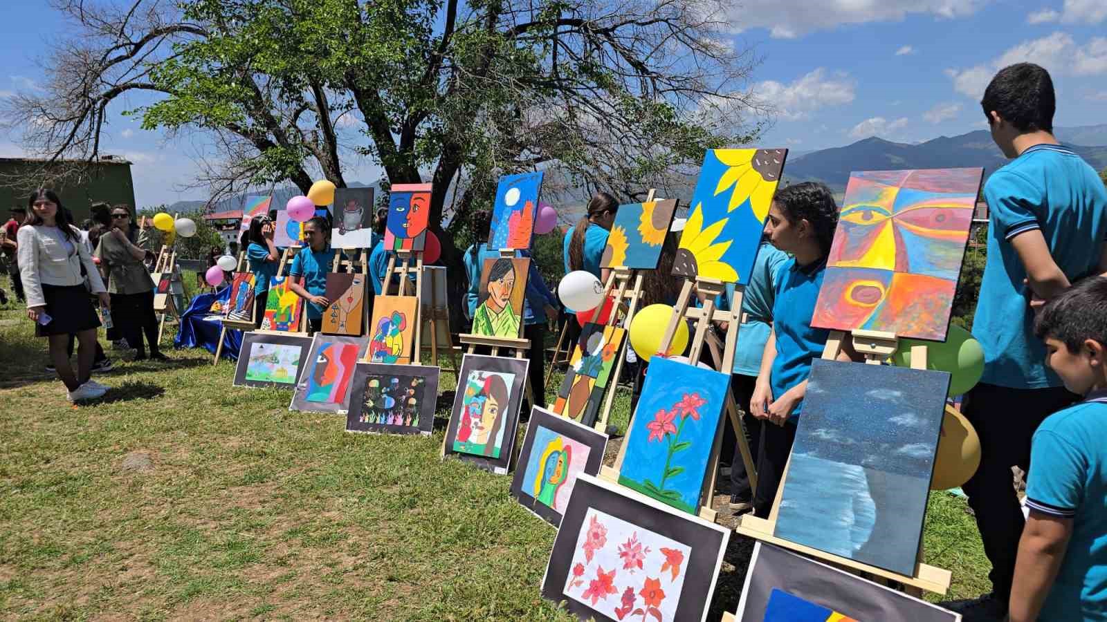 500 ogrencinin resimleri yesemek acik hava muzesinde 3 vdwHwdeB