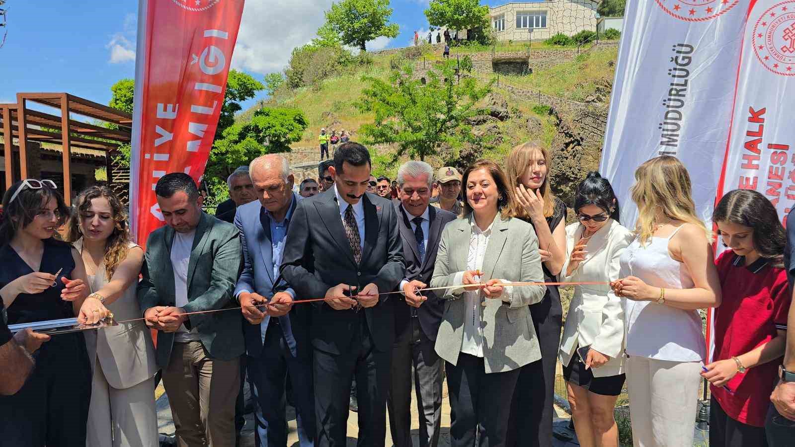500 ogrencinin resimleri yesemek acik hava muzesinde 4 LdejR7BZ