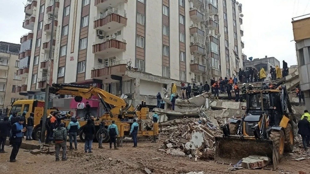 51 kisinin oldugu furkan apartmaninin kirmizi bultenle aranan firari sanigi muteahhit tutuklandi 0 lRa8y1Cd