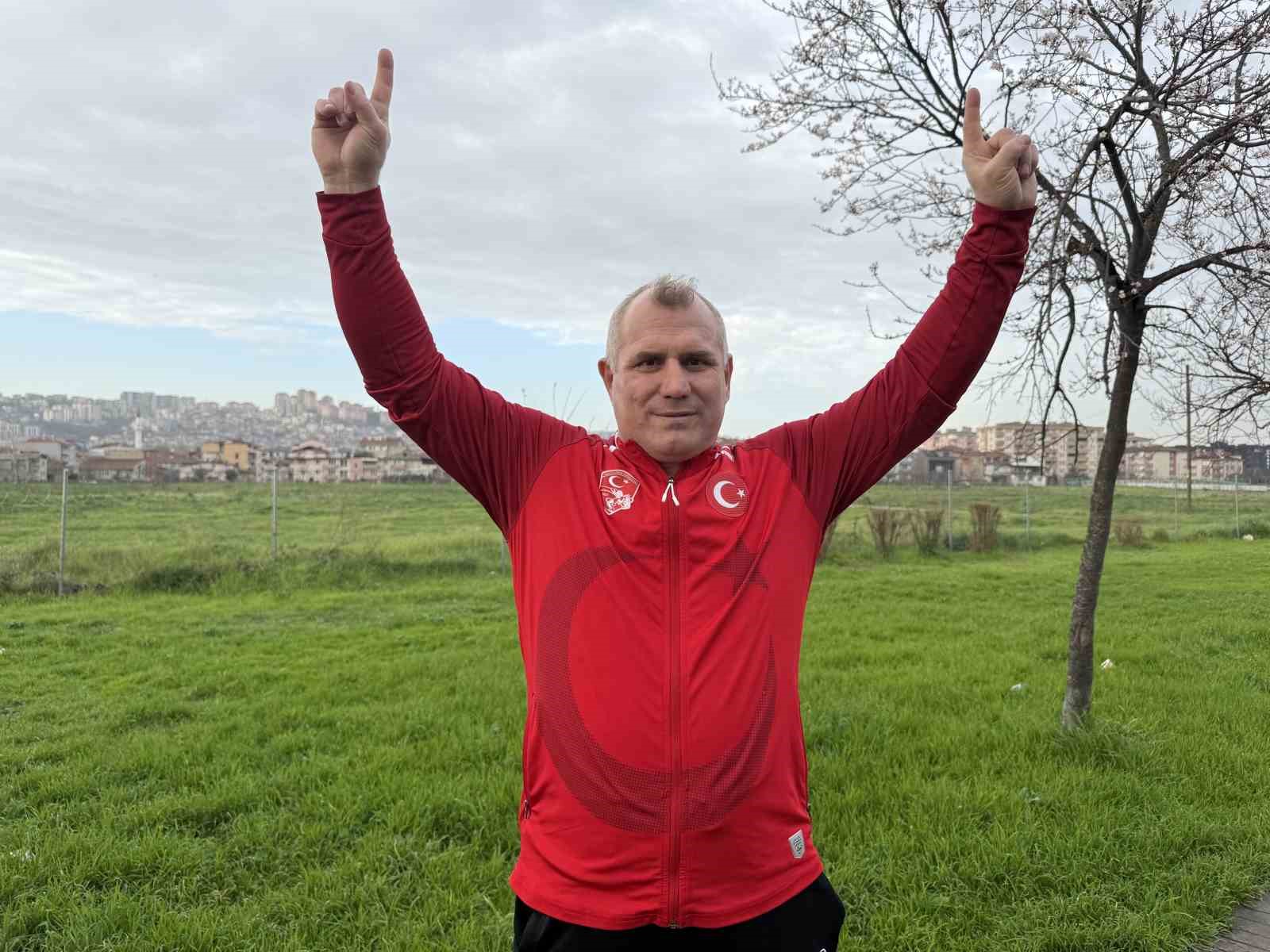51 yasindaki dunya sampiyonu guresci kocla antrenman yapti 3 CwOn8OKR