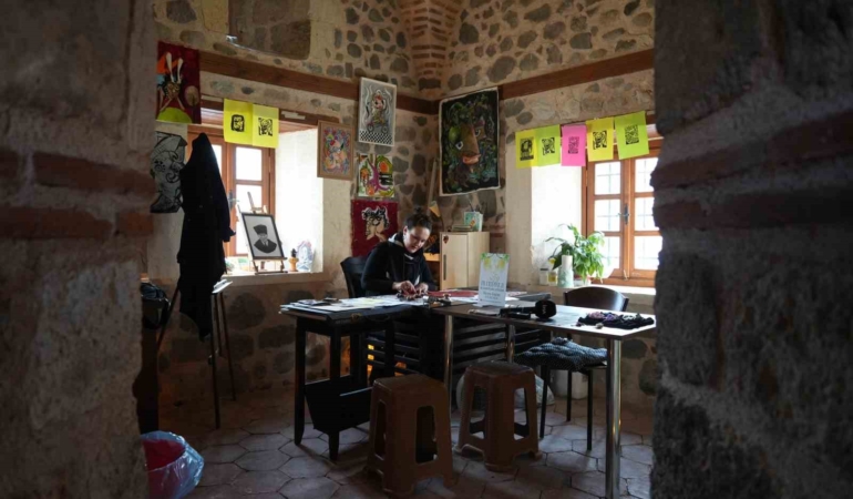 517-yillik-tashanda-kadin-eliyle-sanat-ve-emek-bulusuyor-2fiiPvZP.jpg