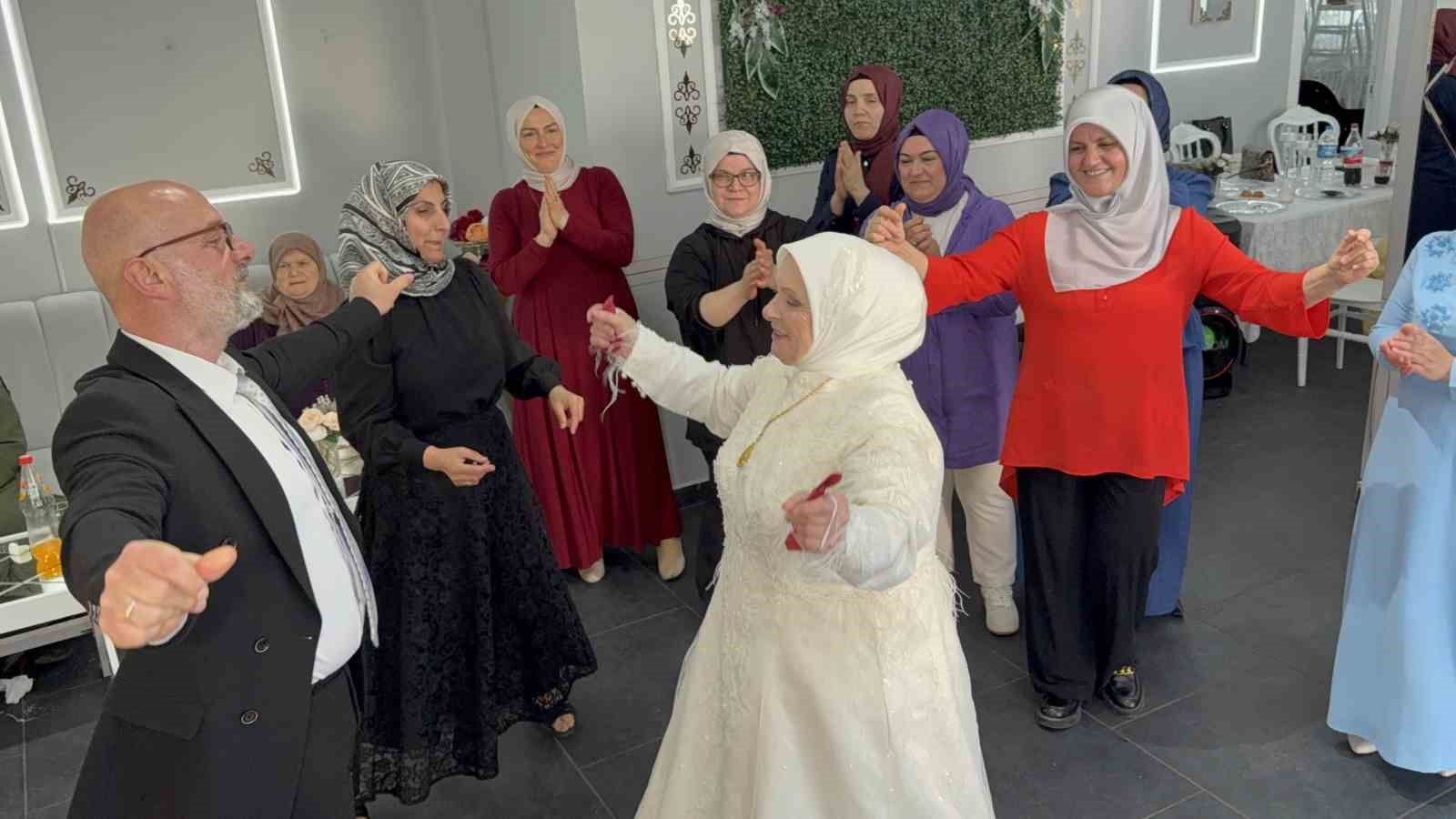 52 yil sonra hayallerine kavustular kacarak evlenen cift dugun yapti 9 4WFYD6KX