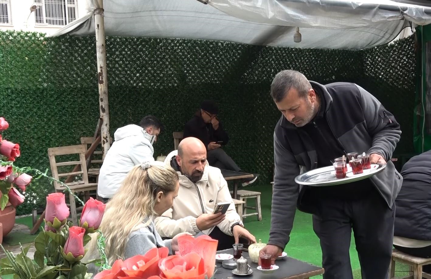 52 yildir muhabbetle cay demliyor 0 zdGCJSP9