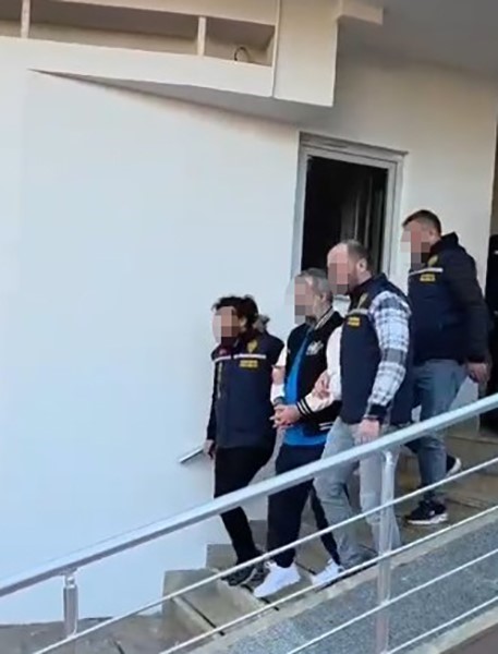 543 yil 9 ay hapis cezasi bulunan firari antalyada yakalandi 0 6LC8glMB
