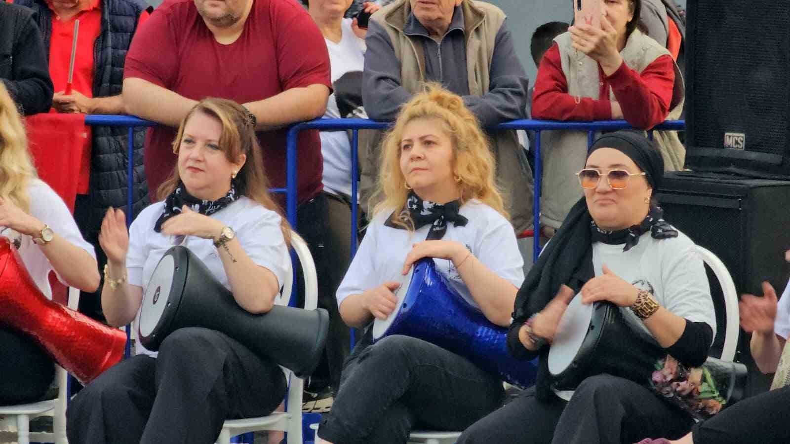 55 kadin bir araya geldi hayatin stresini darbuka ogrenerek atti 2 DZtWjdJP
