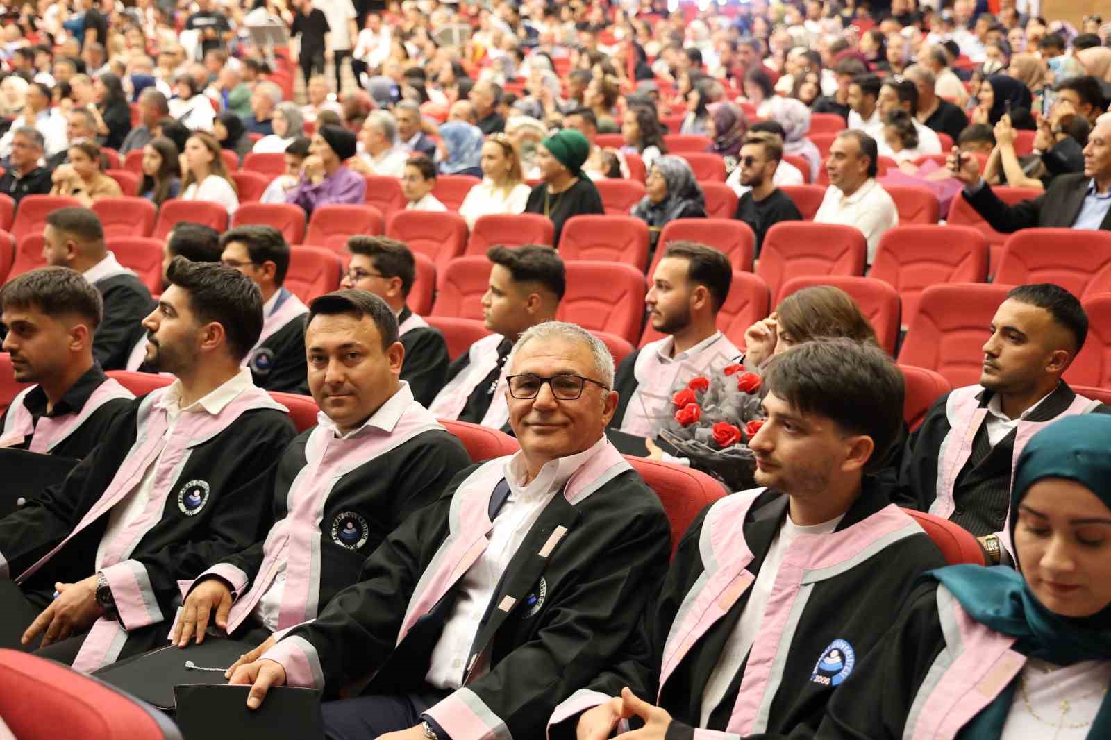 55 yaşında üniversite hayaline kavuştu, 59 yaşında mezun oldu 5 55 yasinda universite hayaline kavustu 59 yasinda mezun oldu 1 6kycFJmf