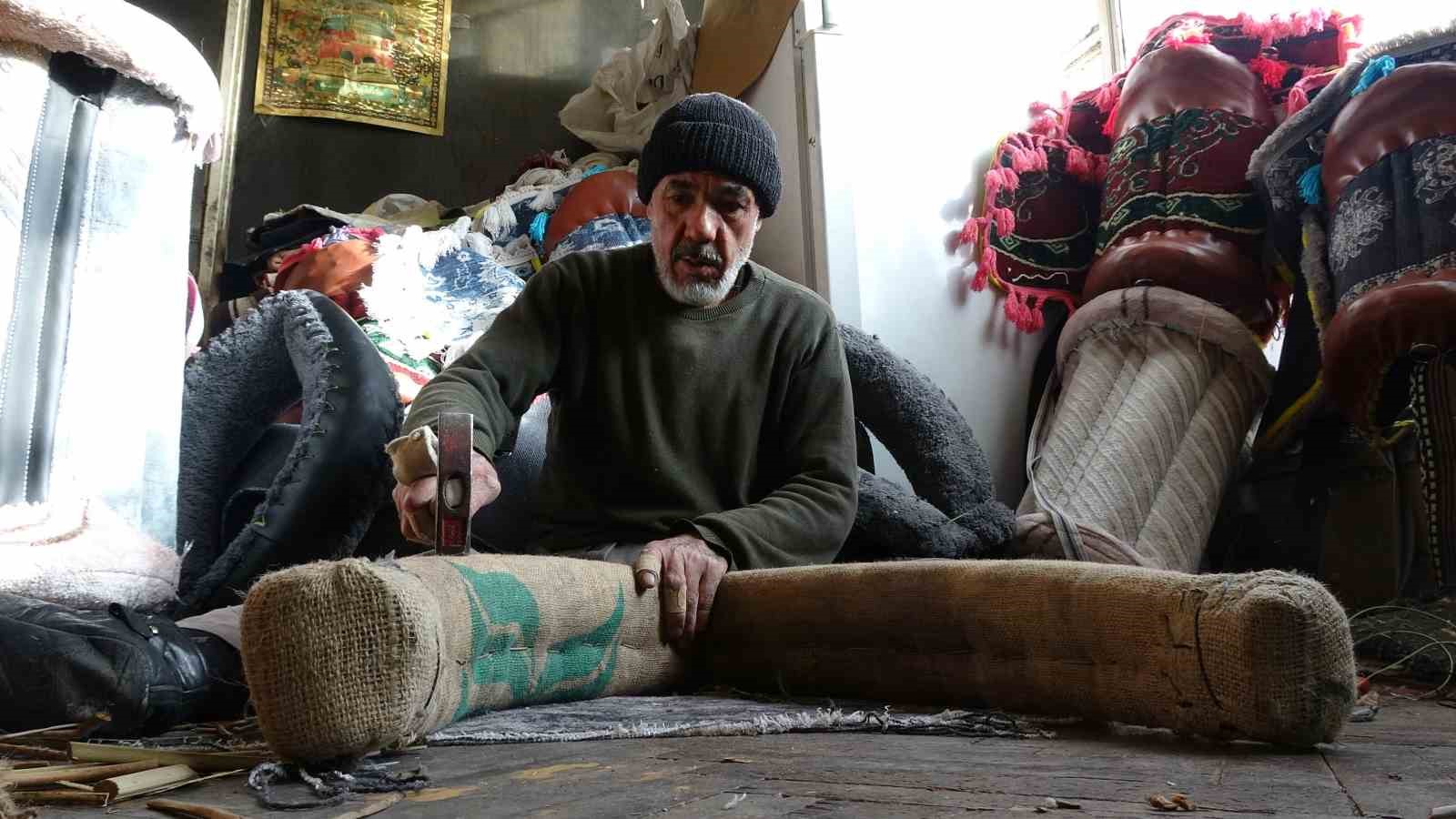 55 yildir semercilik yapan usta teknolojiye meydan okuyor 0 hIA9uWQd