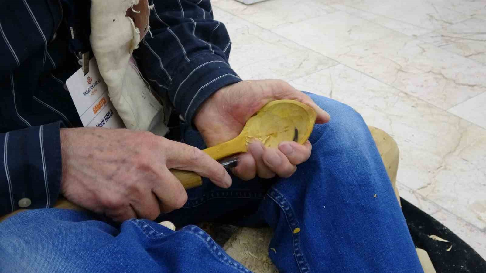 55 yildir simsir agacindan tahta kasik yapiyor 2 gwDlBrGw