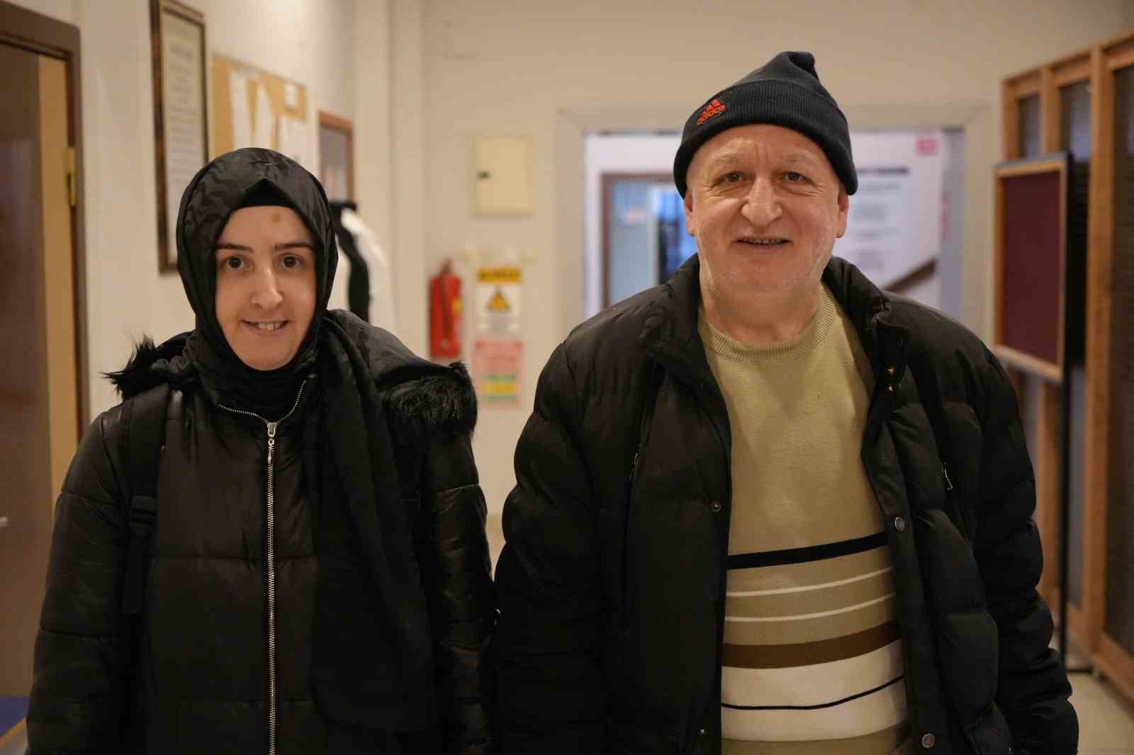 56 yasinda okuma yazma ogrenen baba ile kizinin azmi 0