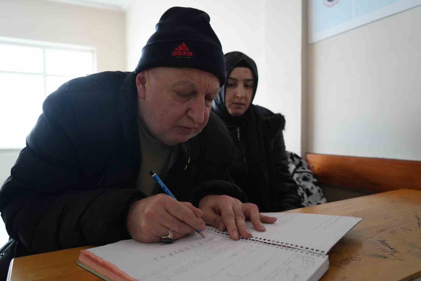 56 yasinda okuma yazma ogrenen baba ile kizinin azmi 1 pMAwslKt