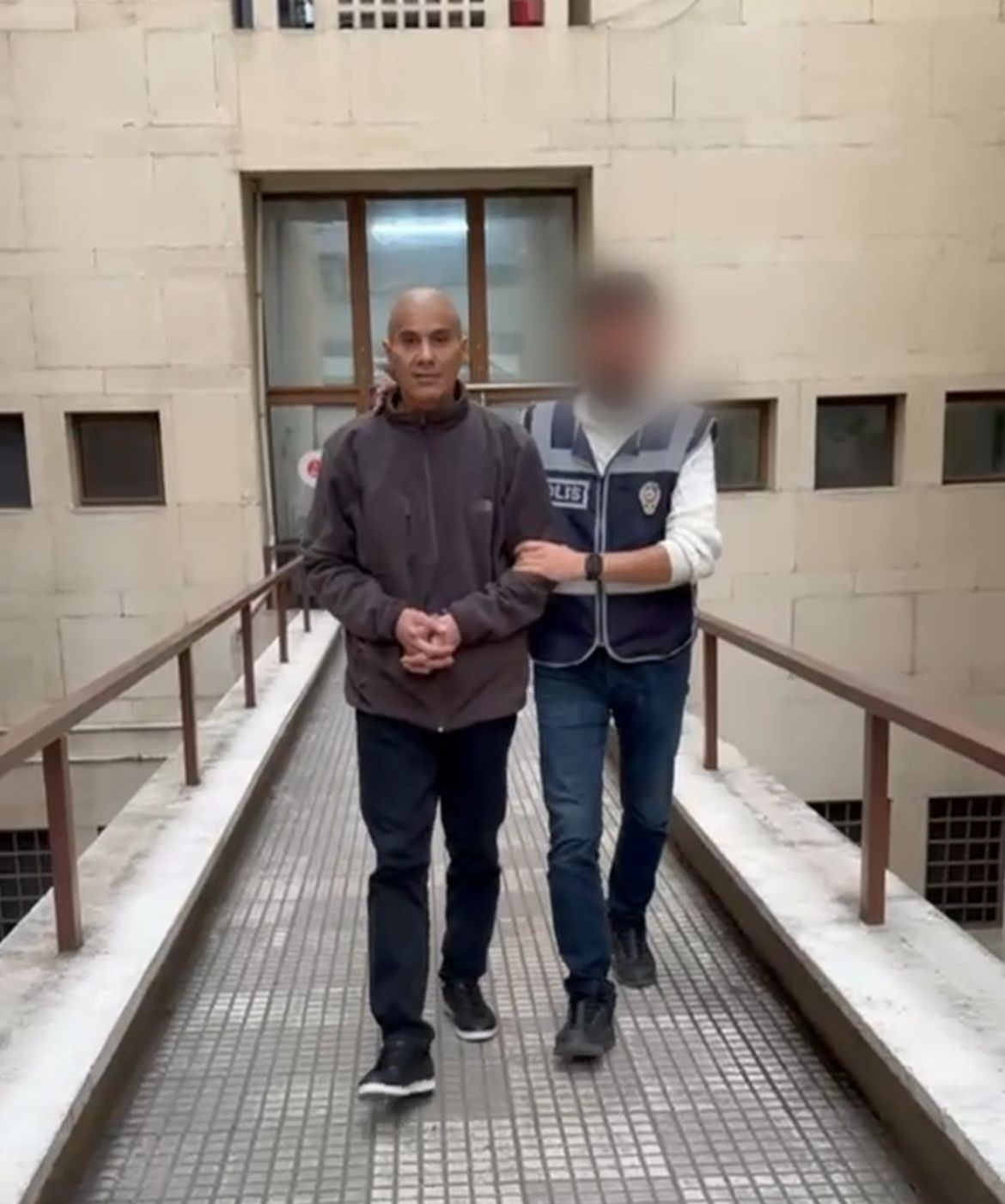 56 yil hapisle aranan sahis polisten kacamadi 2 85znzzO3