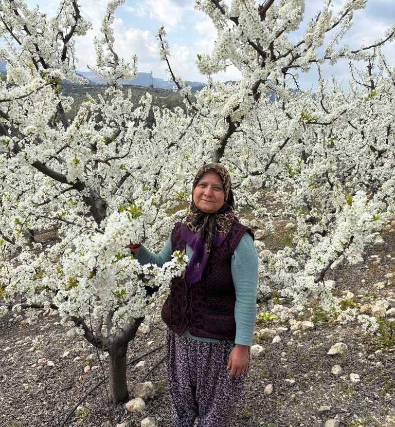 57 yaşında sosyal medya fenomeni oldu: Yörük kadınının kamera hayali gerçeğe dönüştü 8 57 yasinda sosyal medya fenomeni oldu yoruk kadininin kamera hayali gercege donustu 4