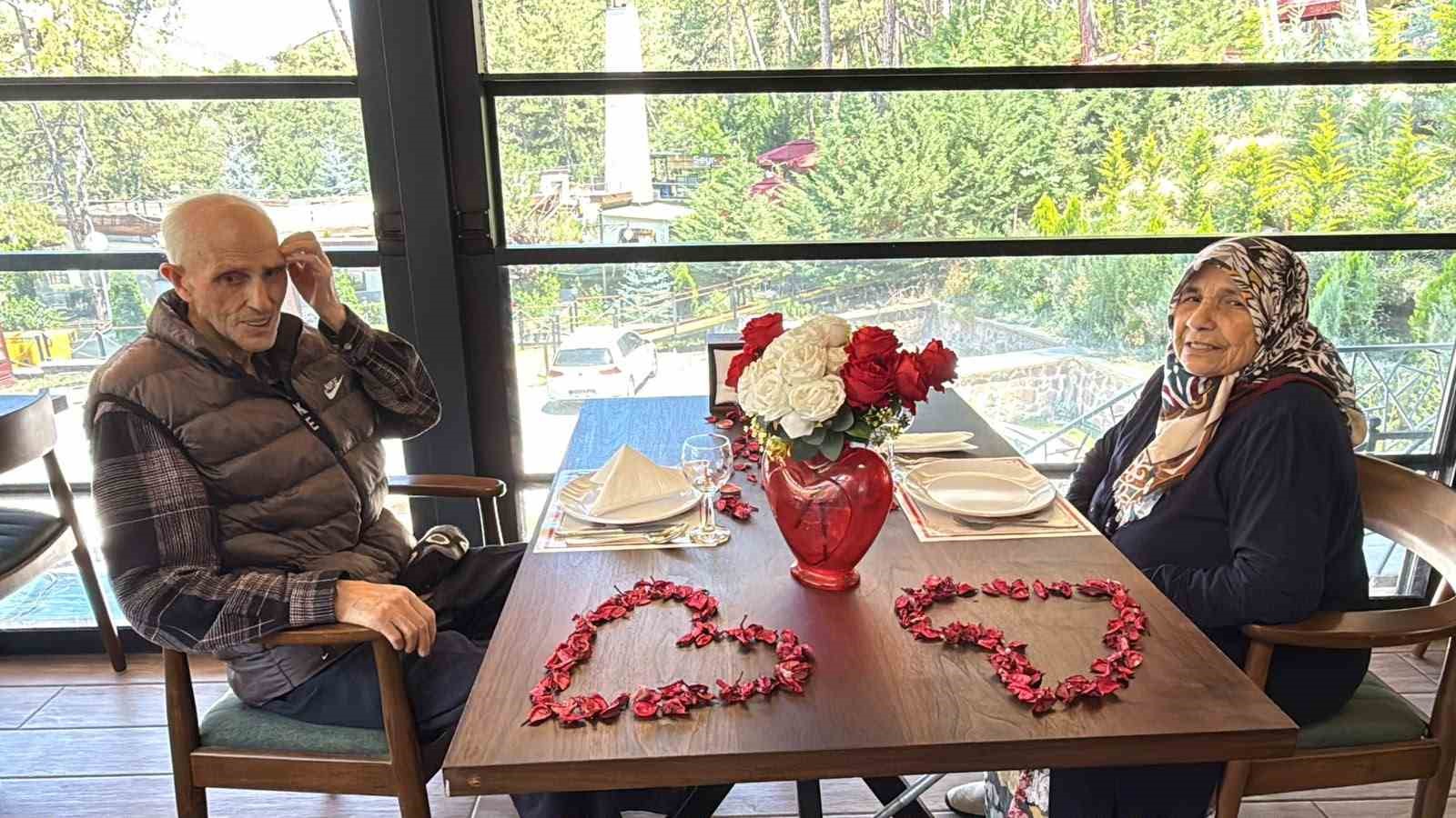 57 yıllık eşini yemeğe çıkarma hayalini gerçekleştirdi 4 57 yillik esini yemege cikarma hayalini gerceklestirdi 0 RQr3uiQh