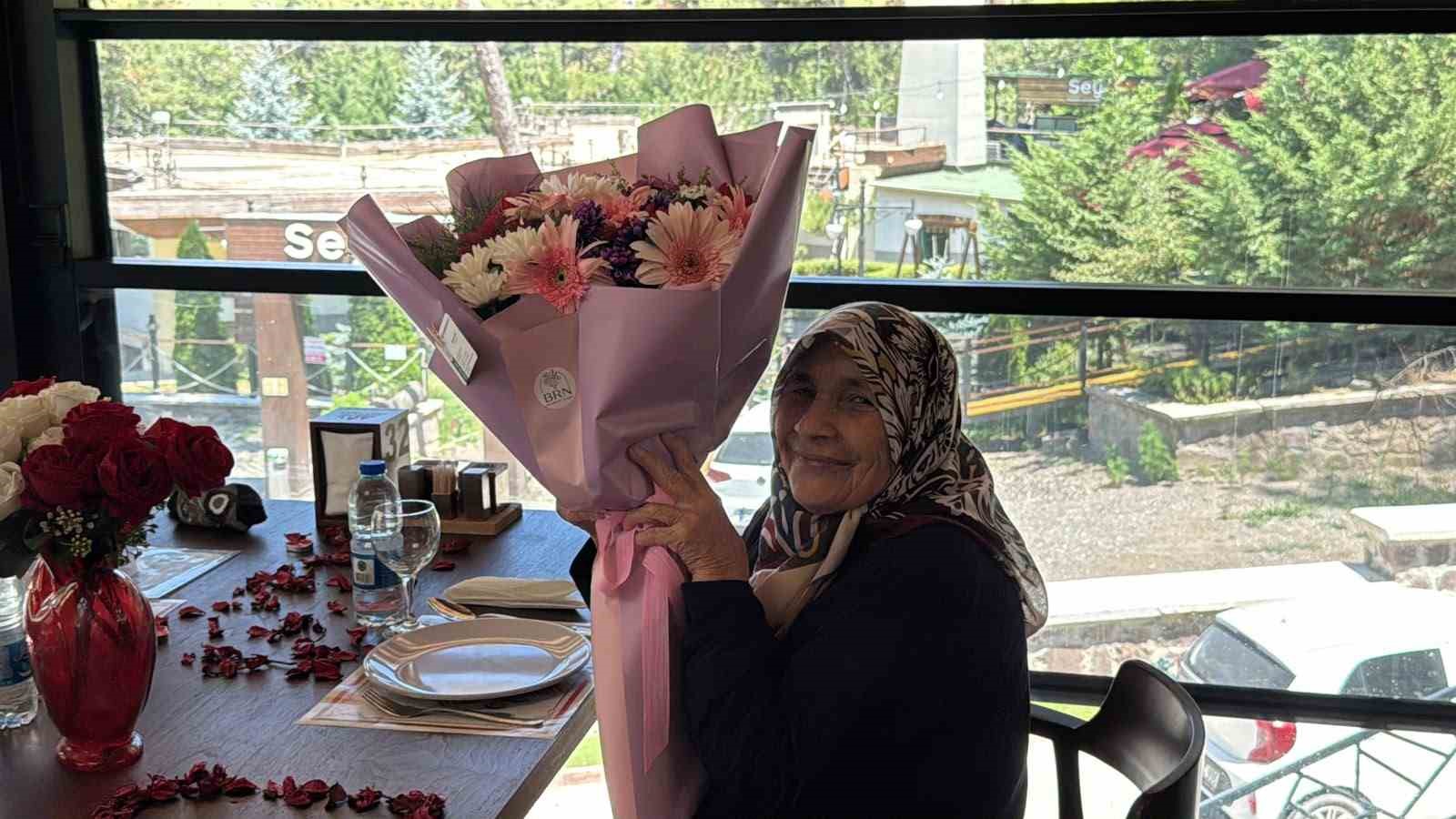 57 yıllık eşini yemeğe çıkarma hayalini gerçekleştirdi 5 57 yillik esini yemege cikarma hayalini gerceklestirdi 1 dEGu45Oa