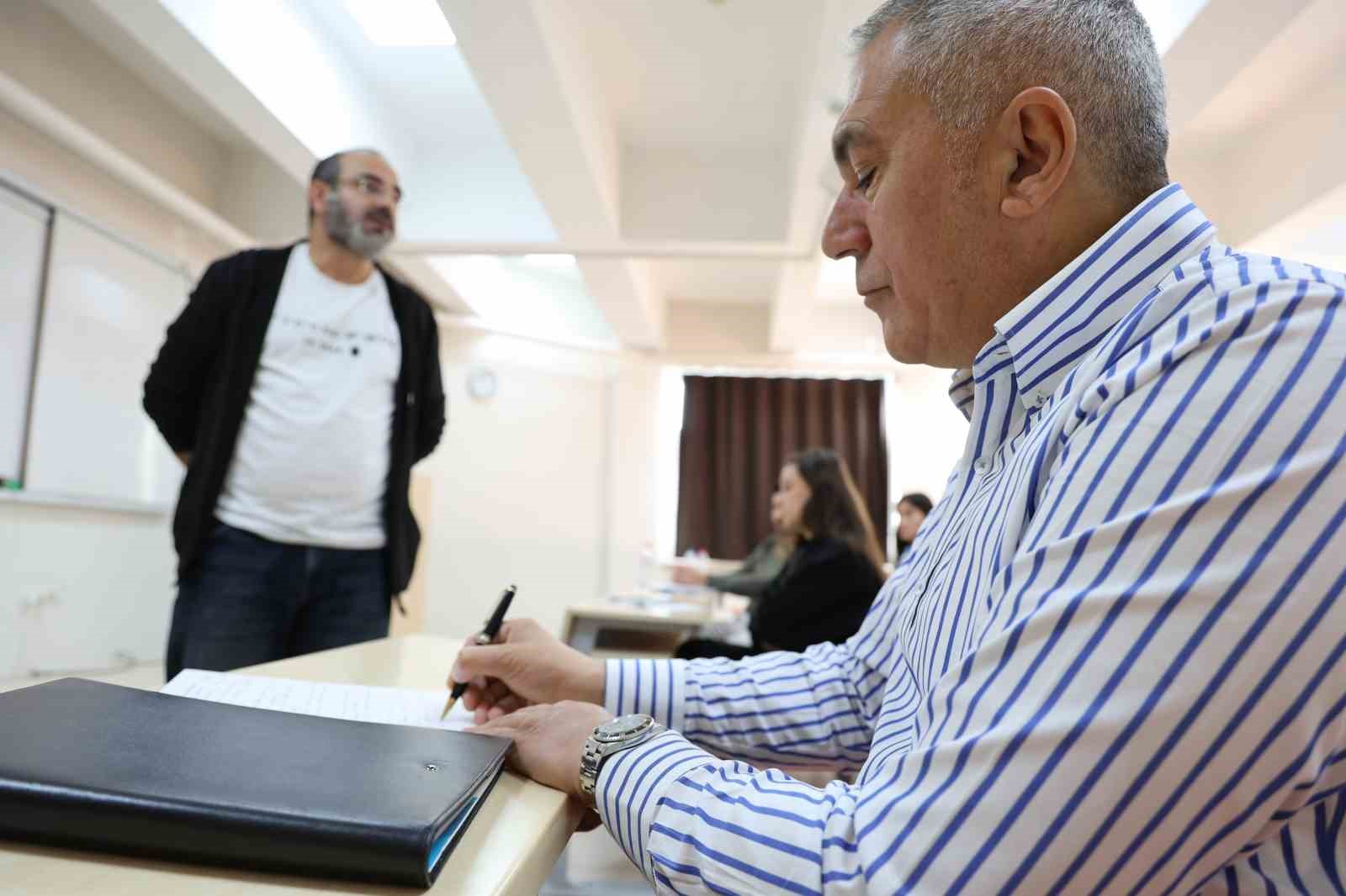58 yasindaki dede 18 yasindaki torunuyla ayni universitede okuyor 1 ti4WFREt