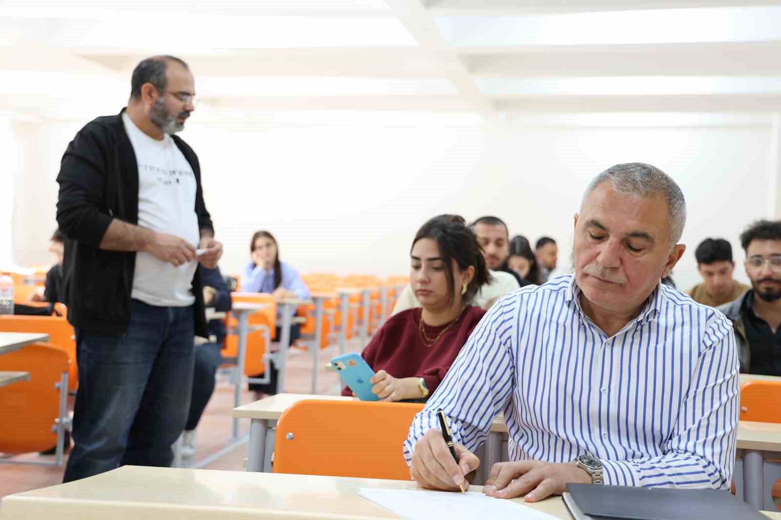 58 yasindaki dede 18 yasindaki torunuyla ayni universitede okuyor 2 BX9vDdc1