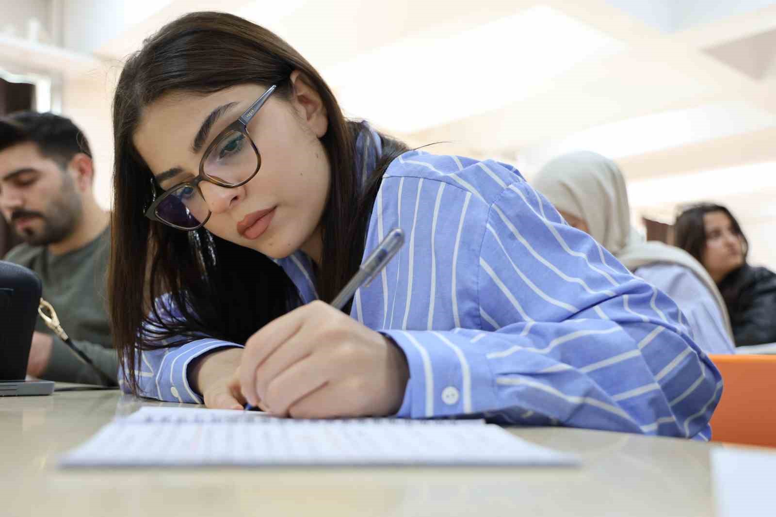 58 yasindaki dede 18 yasindaki torunuyla ayni universitede okuyor 5 FrCTvzSb