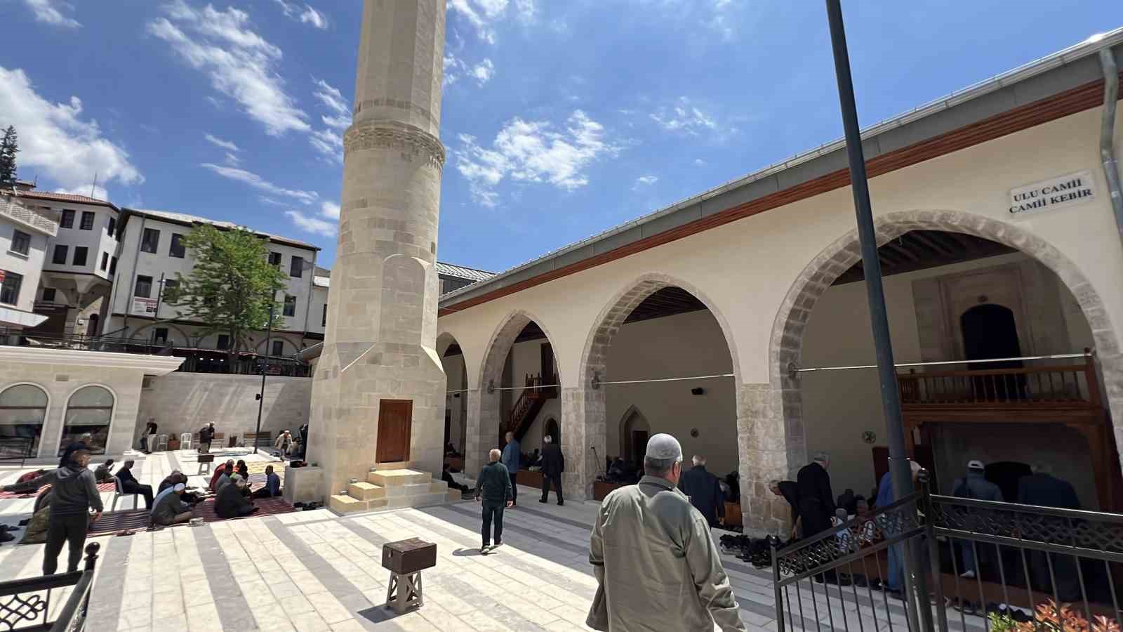 583 yillik ulu camide cuma namazi 1 hLrpeGys
