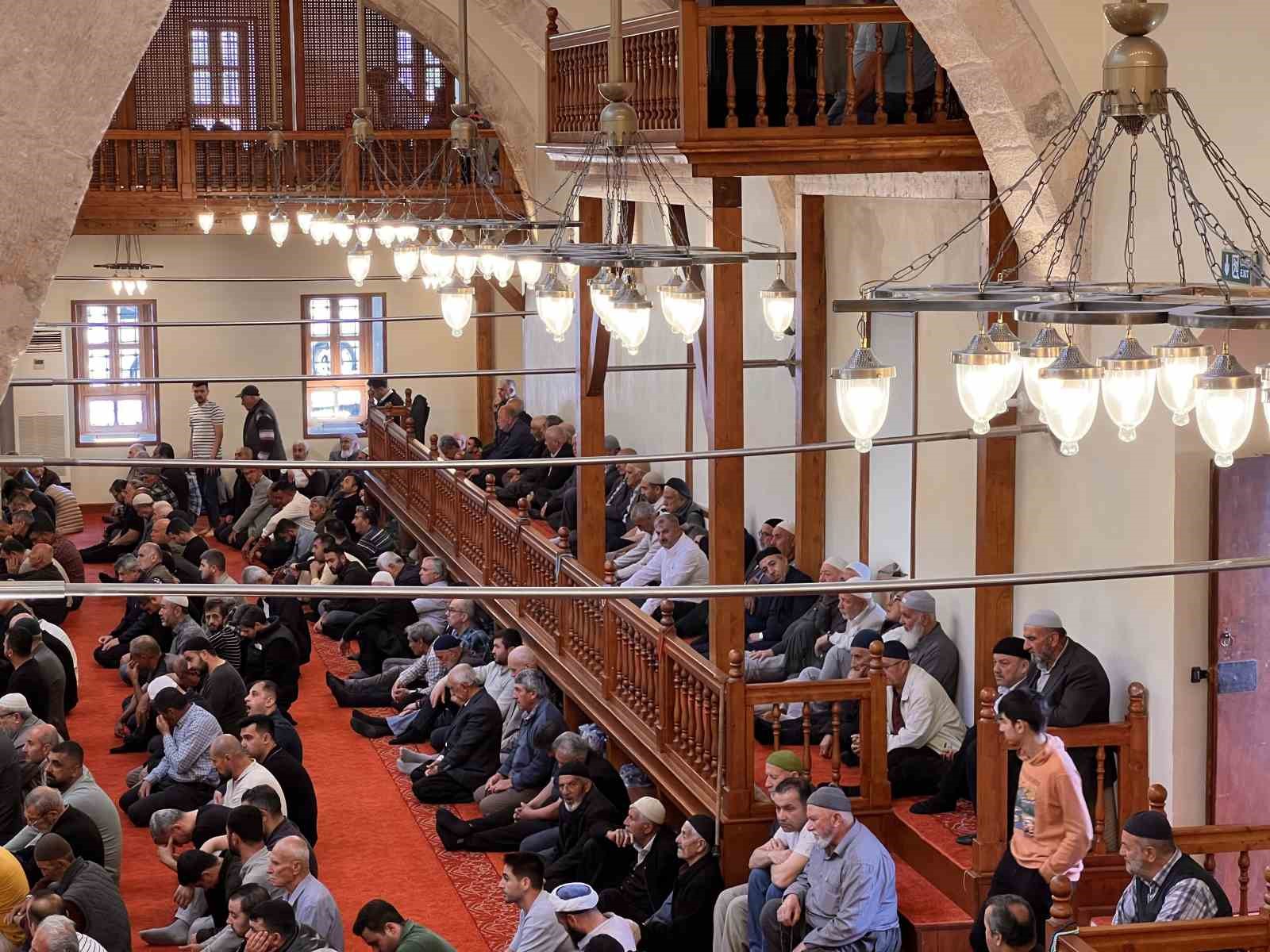 583 yillik ulu camide cuma namazi 2 8EgIDQKU