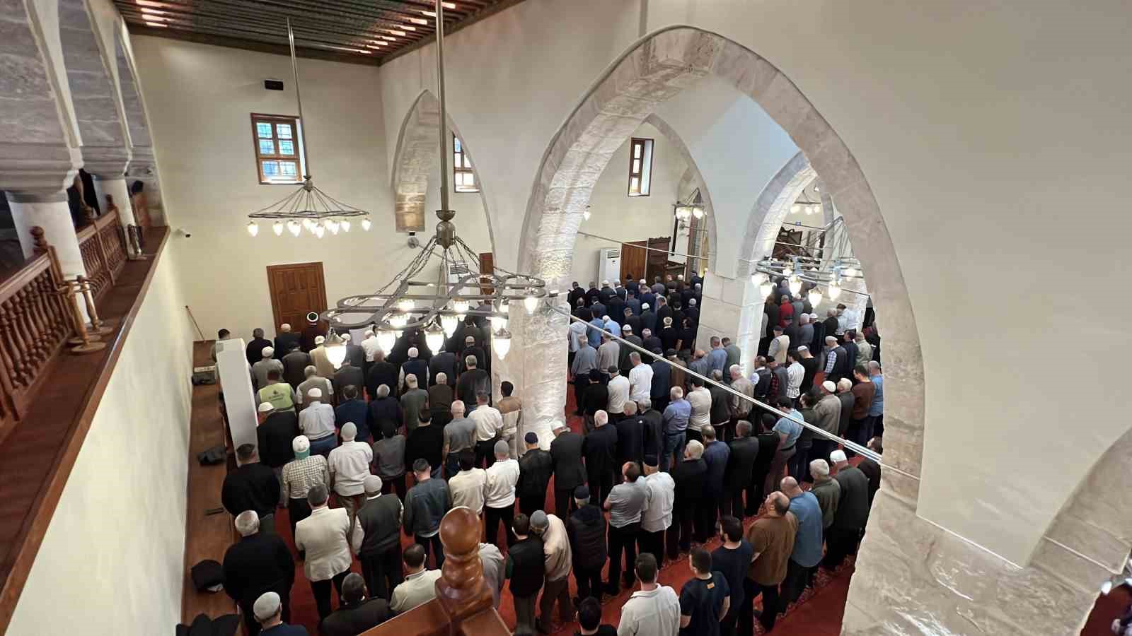 583 yillik ulu camide cuma namazi 8