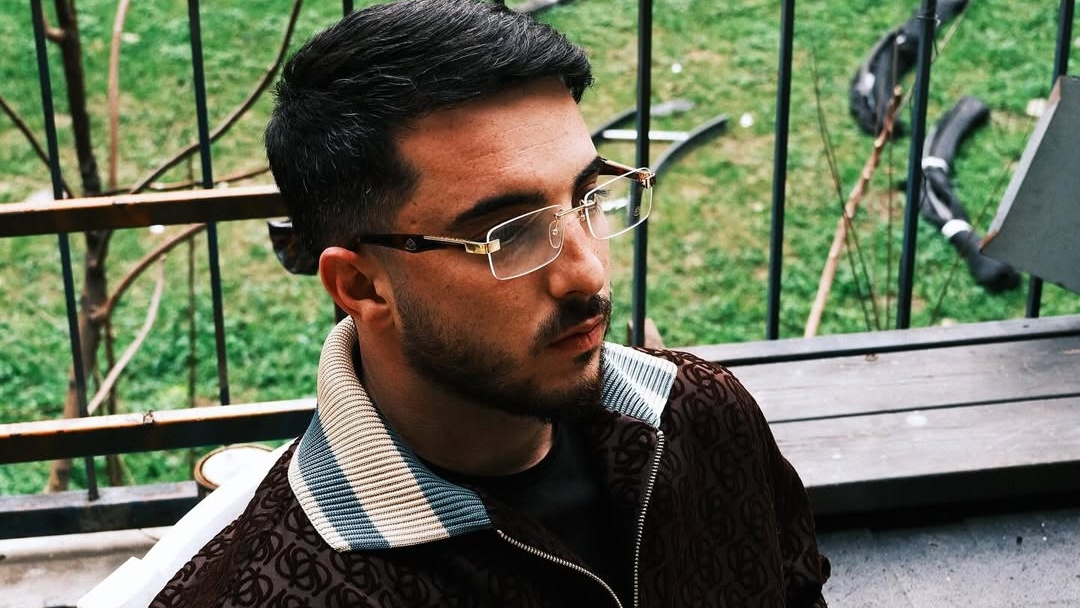Ati242 kimdir?