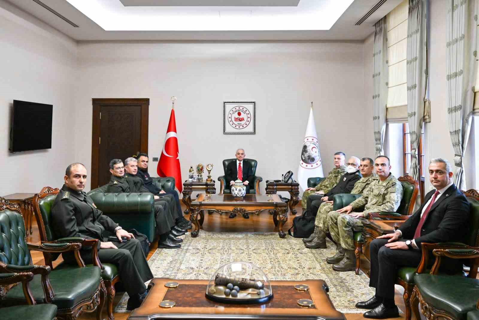 5inci kolordu komutani tumgeneral aksoyturk ve beraberindeki heyet kirklarelinde 0 aHsqBppl