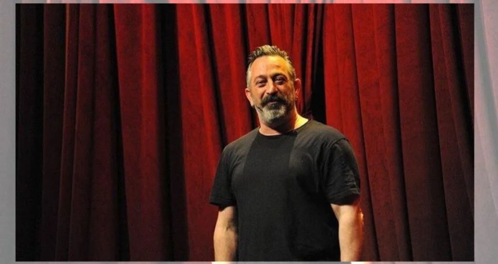 cem yılmaz sahnede bomba isim verdi! dövme detayıyla gündeme gelen oyuncunun kıvanç tatlıtuğ olduğu ortaya çıktı 1 cem yılmaz’dan sahnede dikkat çeken dövme hikâyesi ne?