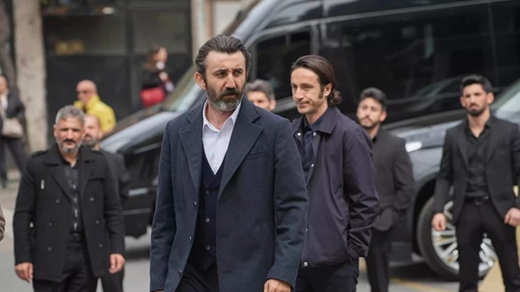 Eşref Rüya dizisinin güçlü oyuncu kadrosu kimlerden oluşuyor?