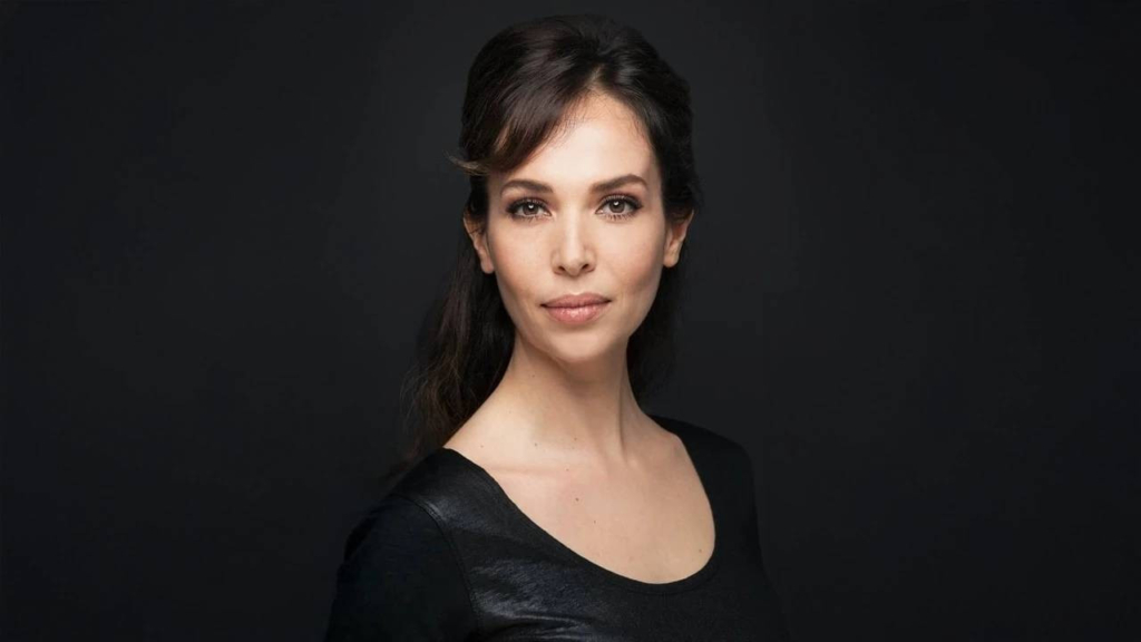 Esra Ronabar kimdir?