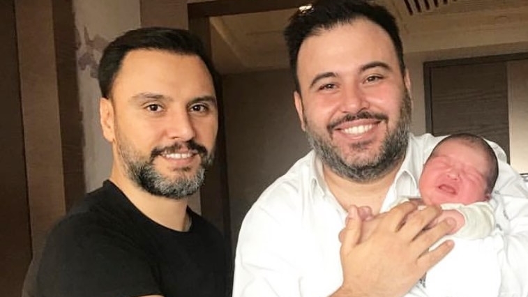 Alişan’ı Gözyaşlarına Boğan Sürpriz! Kardeşi Selçuk Aile Fotoğrafında Yeniden Hayat Buldu 1 Alişan’ı Gözyaşlarına Boğan Sürpriz!