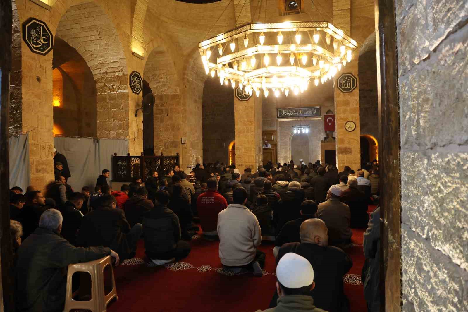 6 asirlik tarihi camide berat kandilinde eller semaya acildi 3 J697dBGc