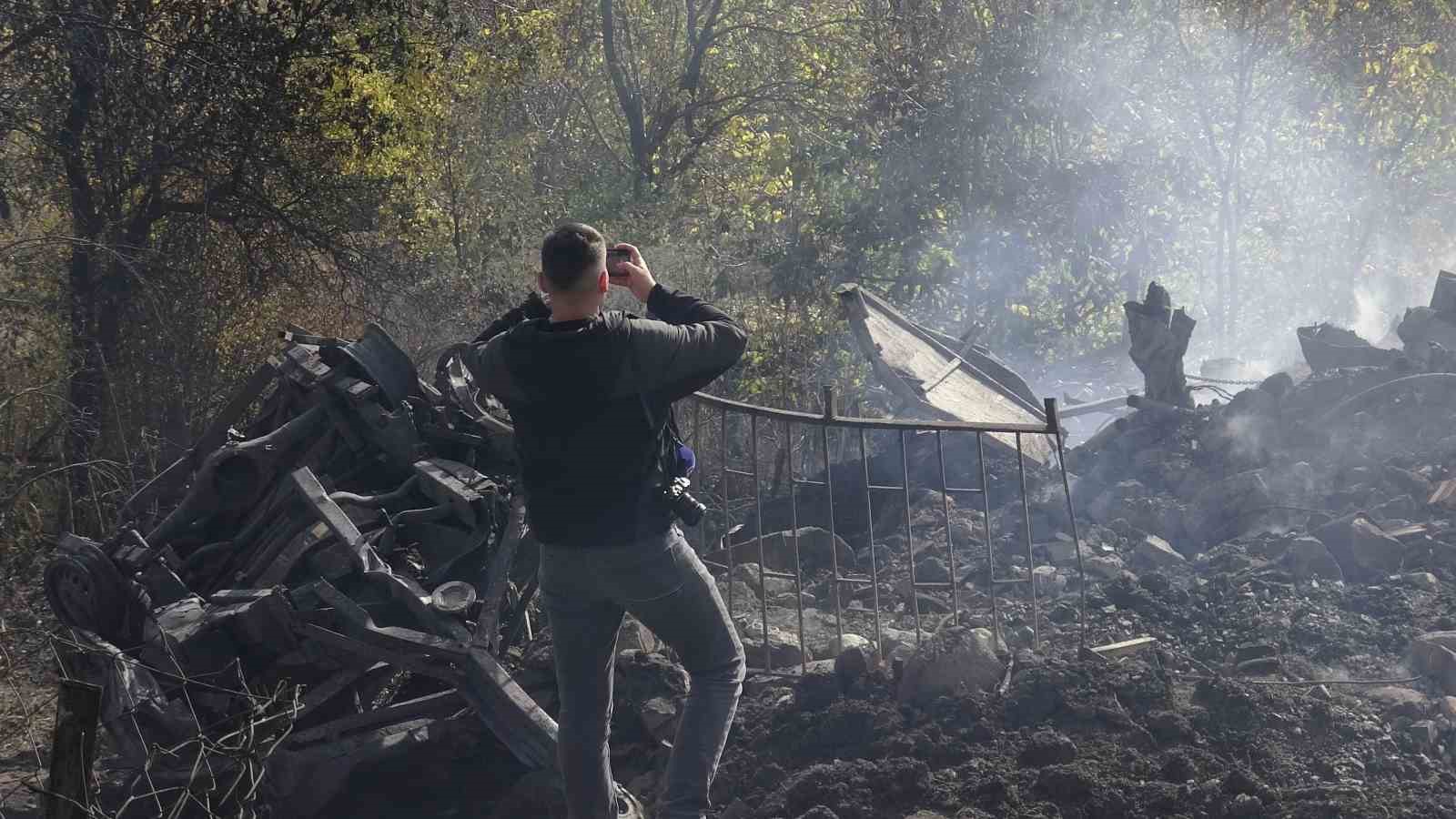 6 ev ve 1 samanlik kule donmustu geriye sadece moloz yiginlari kaldi 10