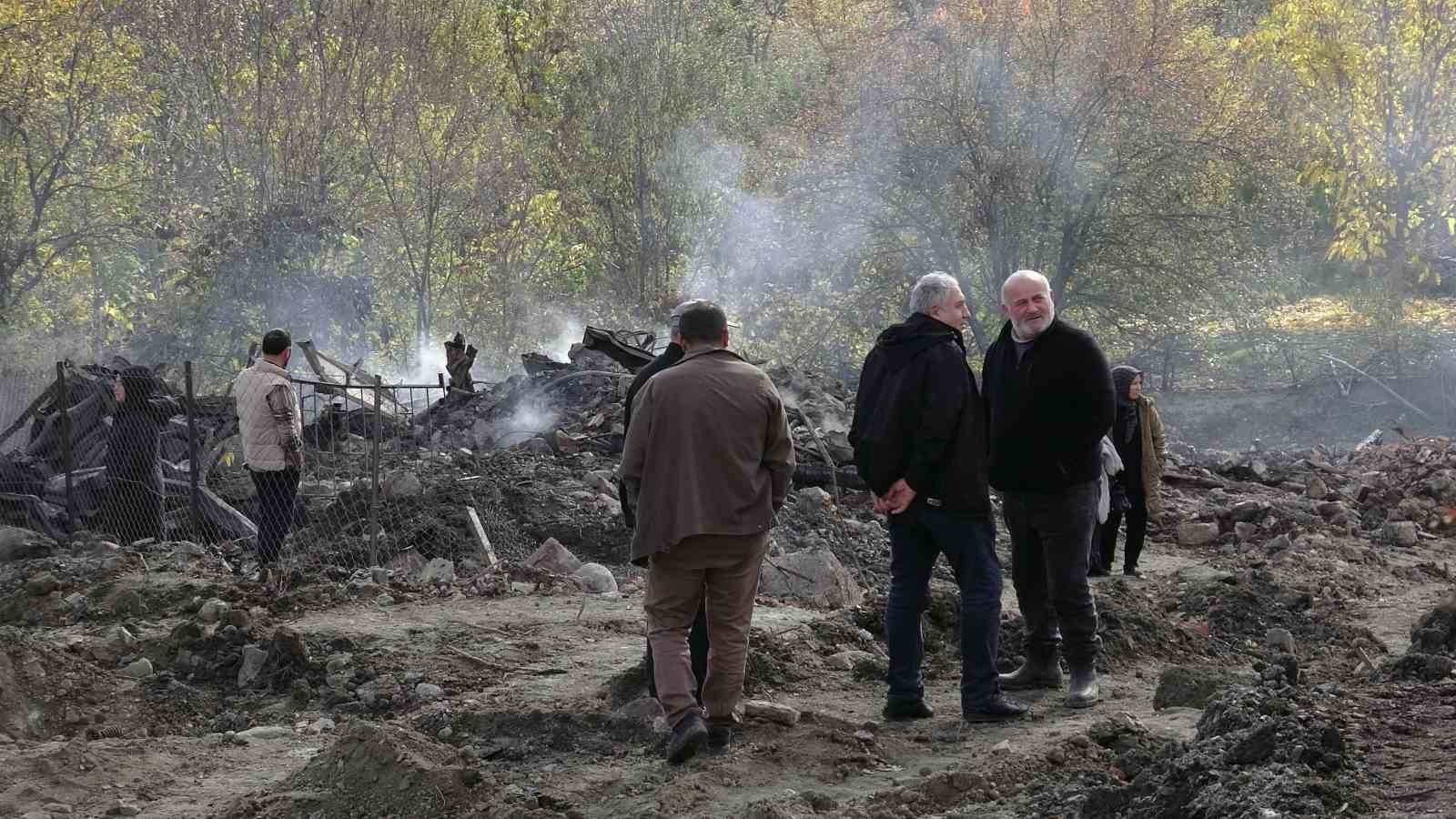 6 ev ve 1 samanlik kule donmustu geriye sadece moloz yiginlari kaldi 12 nFqGRu4Y