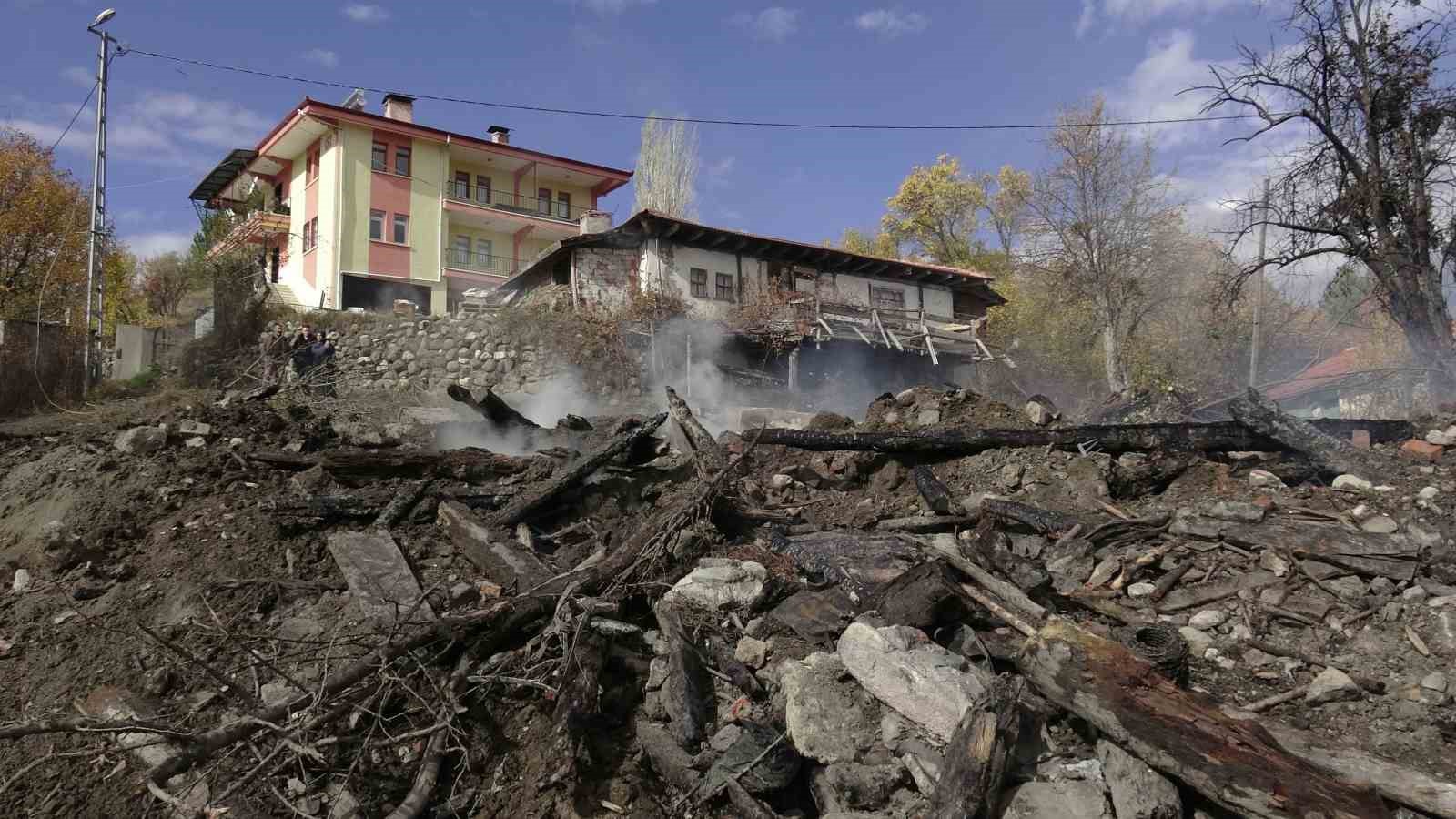 6 ev ve 1 samanlik kule donmustu geriye sadece moloz yiginlari kaldi 3 44jiDg8W