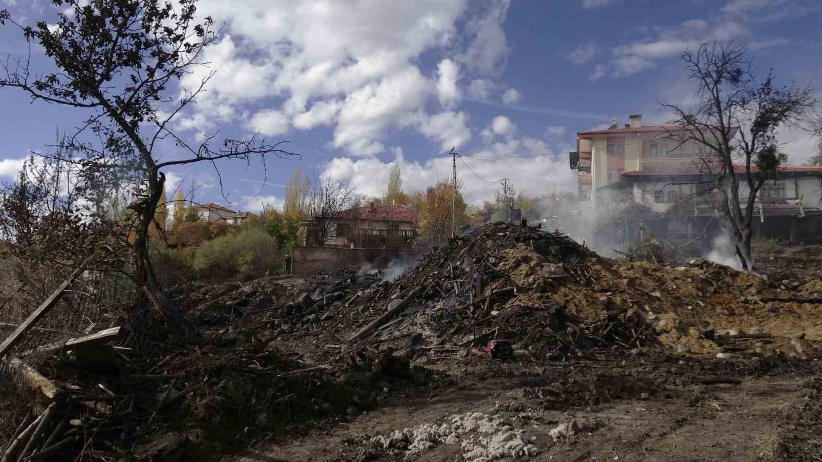 6 ev ve 1 samanlik kule donmustu geriye sadece moloz yiginlari kaldi 4 Rcer32nR