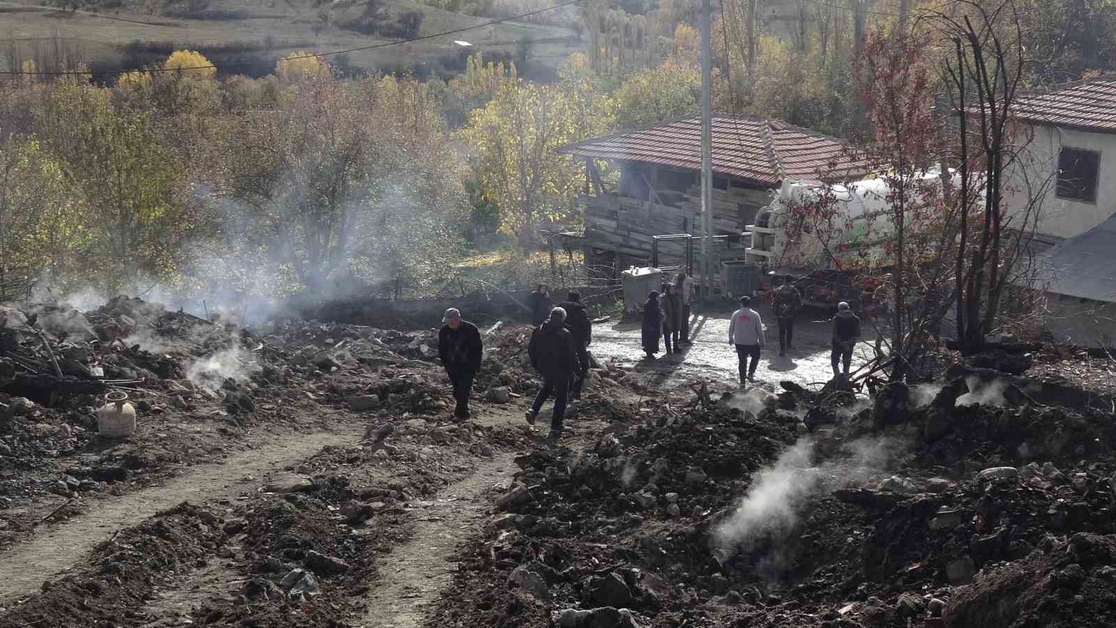 6 ev ve 1 samanlik kule donmustu geriye sadece moloz yiginlari kaldi 8