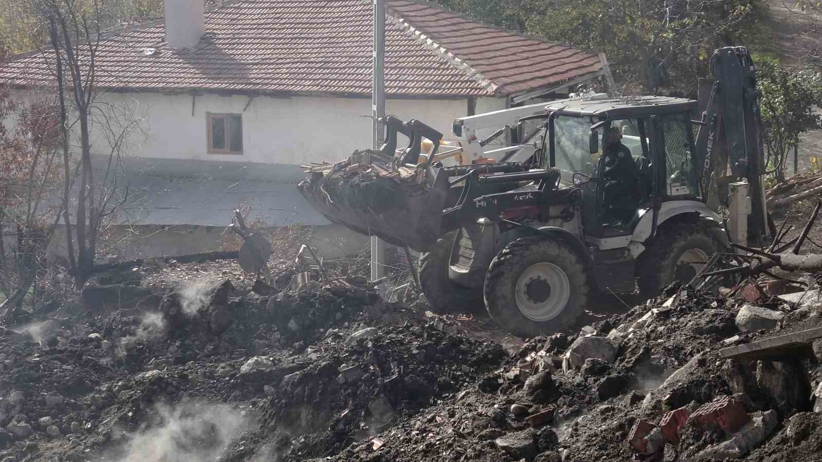 6 ev ve 1 samanlik kule donmustu geriye sadece moloz yiginlari kaldi 9 UOQ9eOGg